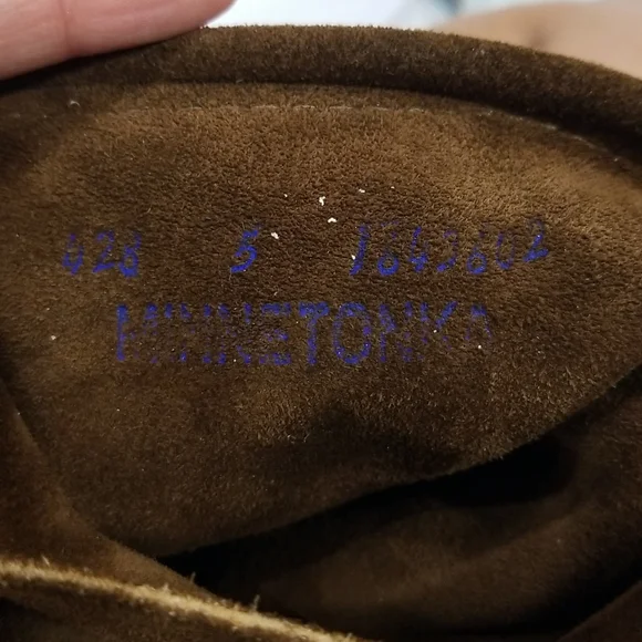 Minnetonka - Womens brown shoes. Size 5 - Picture 5 of 8